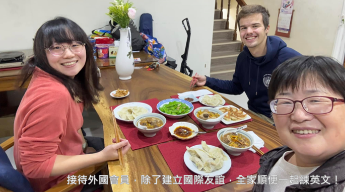 接待外國會員,除了建立國際友誼,全家順便一起練英文!